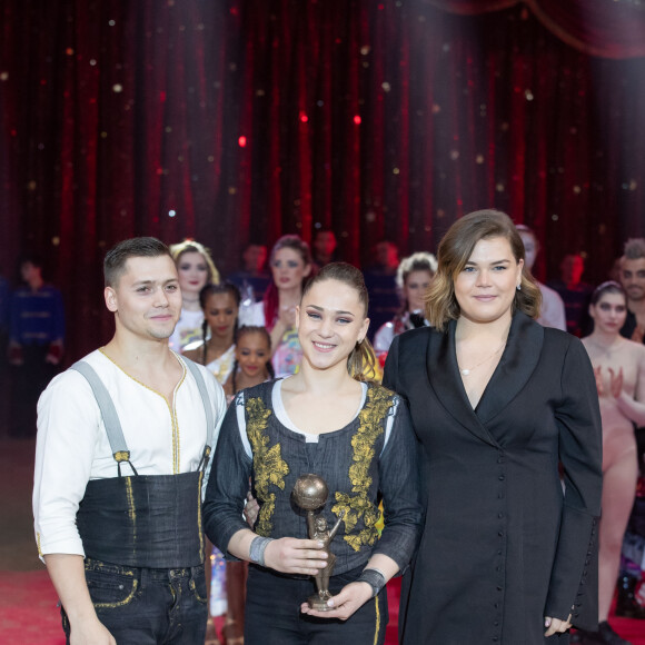 Exclusif - Camille Gottlieb remet le trophée "Bronze Junior" au Duo Our Story - Dernière représentation suivie de la remise des prix de la 9ème édition de la "New Generation" à Monaco le 2 février 2020. La "New Generation" est une compétition pour de jeunes artistes présentée par le Festival International du Cirque de Monte-Carlo. © Olivier HuitelPRM/Bestimage