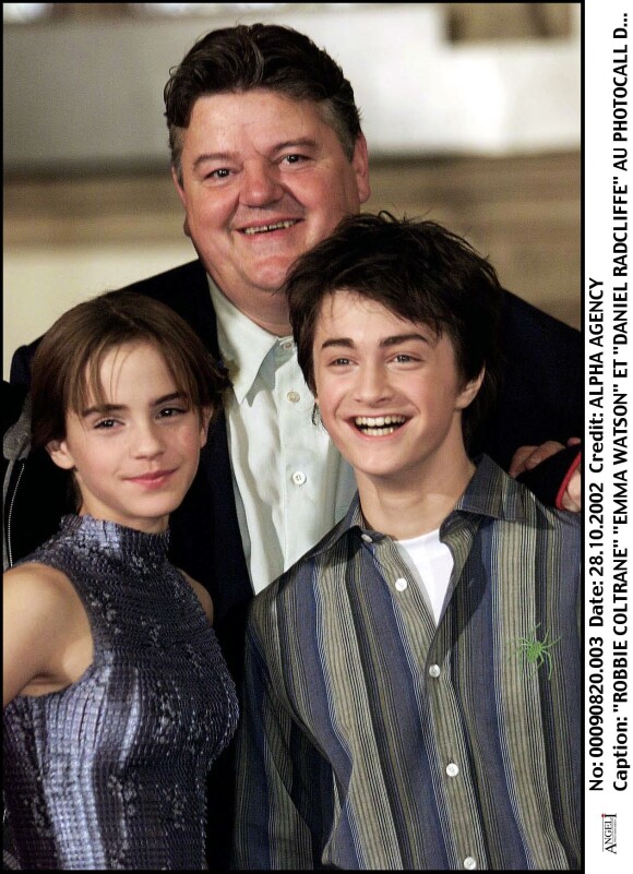 Robbie Coltrane (Hagrid) avec Emma Watson (Hermione) et Daniel Radcliffe (Harry Potter) lors de l'avant-première du deuxième volet à Londres, en 2002