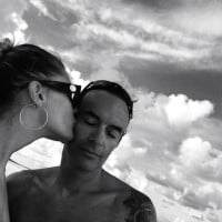 Anthony Delon : Baiser romantique et coucher de soleil avec sa fiancée Sveva