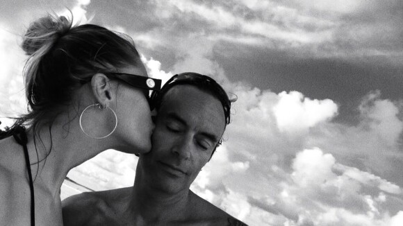 Anthony Delon : Baiser romantique et coucher de soleil avec sa fiancée Sveva