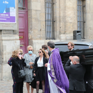 Joëlle Bercot (femme de Guy Bedos), Victoria Bedos (fille de Guy Bedos), Muriel Robin et sa compagne Anne Le Nen, guest , le cercueil - Hommage à Guy Bedos en l'église de Saint-Germain-des-Prés à Paris le 4 juin 2020. 04/06/2020 - Paris