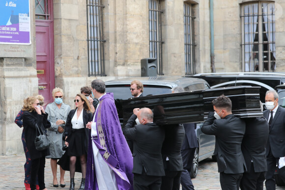 Joëlle Bercot (femme de Guy Bedos), Victoria Bedos (fille de Guy Bedos), Muriel Robin et sa compagne Anne Le Nen, guest , le cercueil - Hommage à Guy Bedos en l'église de Saint-Germain-des-Prés à Paris le 4 juin 2020. 04/06/2020 - Paris
