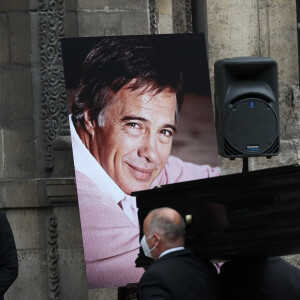 Le cercueil passe devant la photo de Guy Bedos - Hommage à Guy Bedos en l'église de Saint-Germain-des-Prés à Paris le 4 juin 2020. 04/06/2020 - Paris