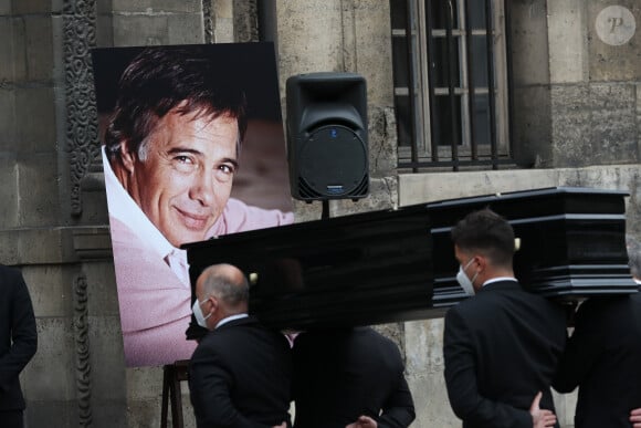 Le cercueil passe devant la photo de Guy Bedos - Hommage à Guy Bedos en l'église de Saint-Germain-des-Prés à Paris le 4 juin 2020. 04/06/2020 - Paris