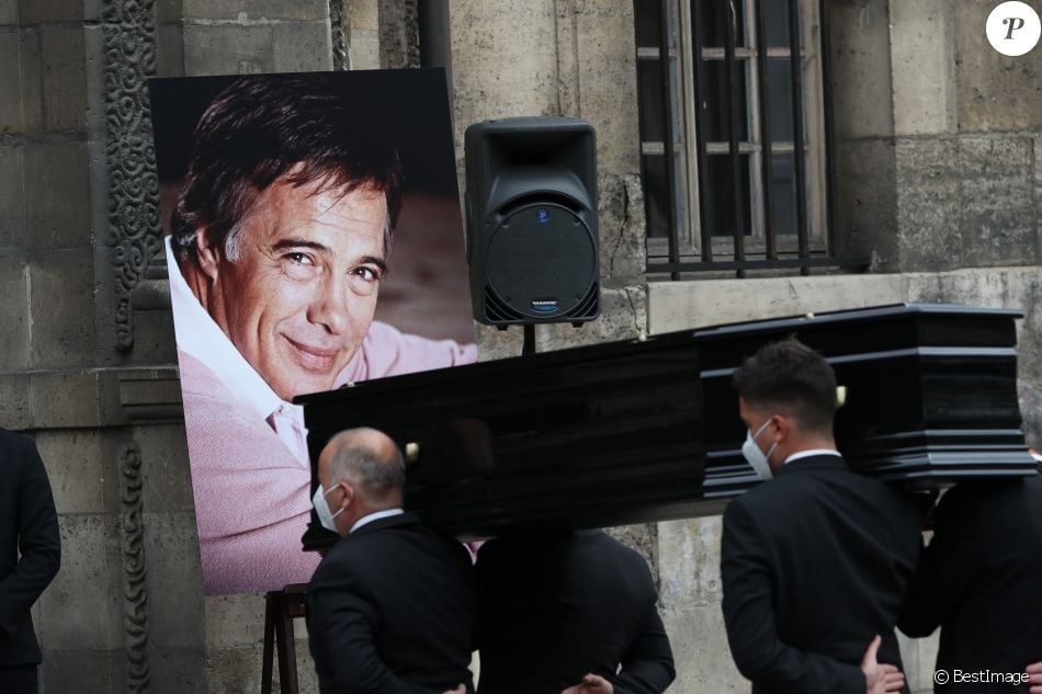 Le cercueil passe devant la photo