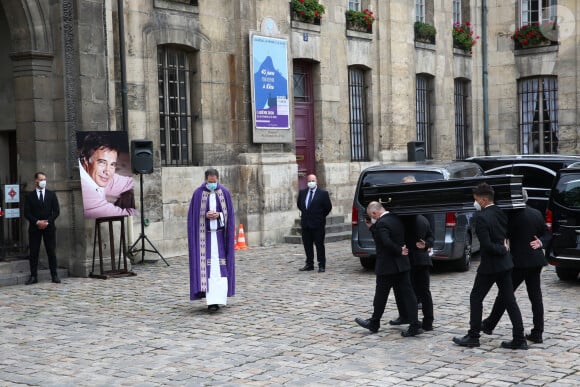 Le cercueil - Hommage à Guy Bedos en l'église de Saint-Germain-des-Prés à Paris le 4 juin 2020. 04/06/2020 - Paris