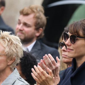 Muriel Robin, ici avec Doria Tillier - Hommage à Guy Bedos en l'église de Saint-Germain-des-Prés à Paris le 4 juin 2020.