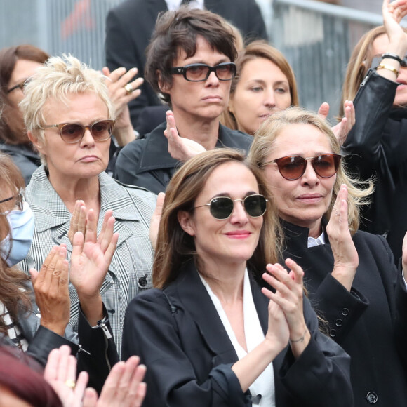 Muriel Robin, avec Anne Le Nen, Victoria Bedos et Joëlle Bercot - Hommage à Guy Bedos en l'église de Saint-Germain-des-Prés à Paris le 4 juin 2020.