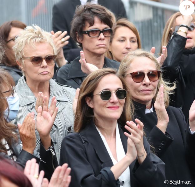 Muriel Robin, avec Anne Le Nen, Victoria Bedos et Joëlle Bercot - Hommage à Guy Bedos en l'église de Saint-Germain-des-Prés à Paris le 4 juin 2020.