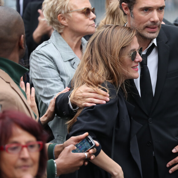 Muriel Robin, ici avec Nicolas et Victoria Bedos - Hommage à Guy Bedos en l'église de Saint-Germain-des-Prés à Paris le 4 juin 2020.