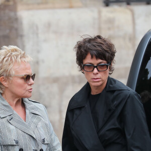 Muriel Robin, ici avec sa compagne Anne Le Nen - Hommage à Guy Bedos en l'église de Saint-Germain-des-Prés à Paris le 4 juin 2020.