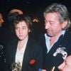 Charlotte Gainsbourg, César du Meilleur espoir féminin pour "L'Effrontée", avec son père Charles Gainsbourg lors de la soirée des César, à Paris, le 23 février 1986.