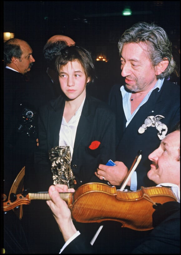 Charlotte Gainsbourg, César du Meilleur espoir féminin pour "L'Effrontée", avec son père Charles Gainsbourg lors de la soirée des César, à Paris, le 23 février 1986.