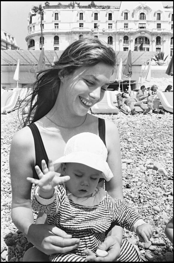 Jane Birkin et sa fille Charlotte Gainsbourg à Nice en 1972.