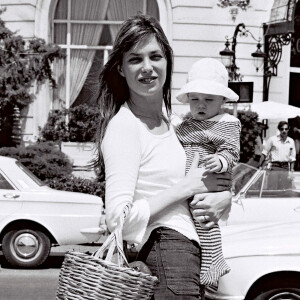 Jane Birkin et sa fille Charlotte à Nice en 1972.