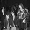 Jane Birkin avec sa fille Charlotte Gainsbourg et Lola Doillon à Paris en 1982.