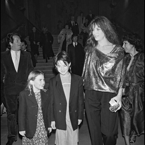 Jane Birkin avec sa fille Charlotte Gainsbourg et Lola Doillon à Paris en 1982.