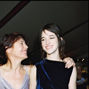 Jane Birkin et sa fille Charlotte Gainsbourg aux César 2000.