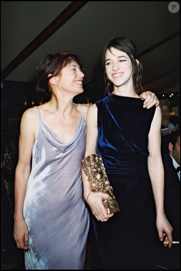 Jane Birkin et sa fille Charlotte Gainsbourg aux César 2000.
