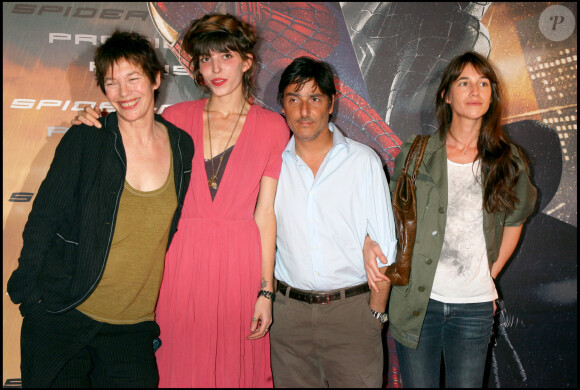 Jane Birkin, Lou Doillon, Yvan Attal et Charlotte Gainsbourg à Paris en 2007.
