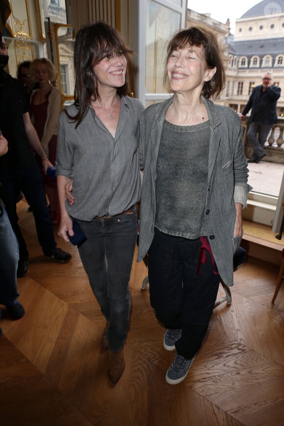 Jane Birkin et Charlotte Gainsbourg - Yvan Attal recoit les insignes de Chevalier de l'ordre national du Merite et profite de l'occasion pour demander publiquement en mariage Charlotte Gainsbourg au ministere de la culture a Paris le 19 juin 2013.