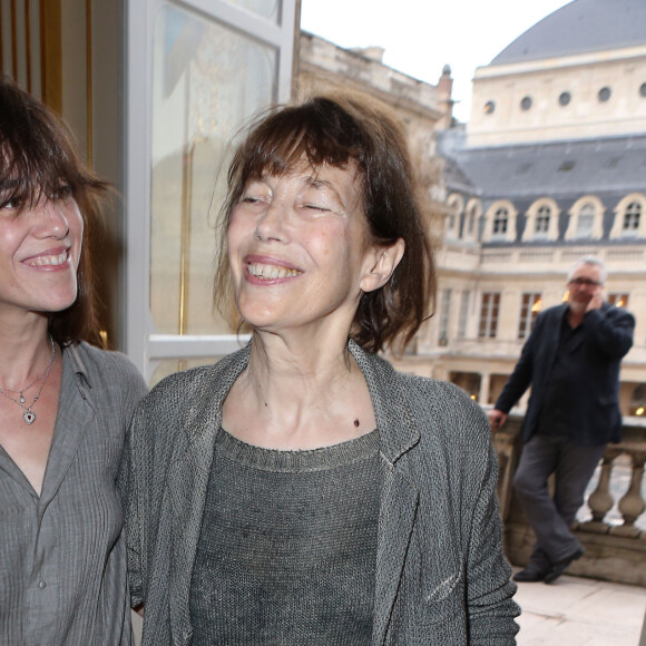 Jane Birkin et Charlotte Gainsbourg - Yvan Attal recoit les insignes de Chevalier de l'ordre national du Merite et profite de l'occasion pour demander publiquement en mariage Charlotte Gainsbourg au ministere de la culture a Paris le 19 juin 2013.