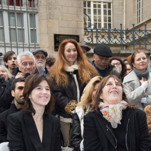 Charlotte Gainsbourg et sa mère Jane Birkin - Cérémonie d'inauguration de la plaque commémorative en l'honneur de Serge Gainsbourg, au 11 bis Rue Chaptal (où le chanteur passa une partie de son enfance), à Paris. Le 10 Mars 2016