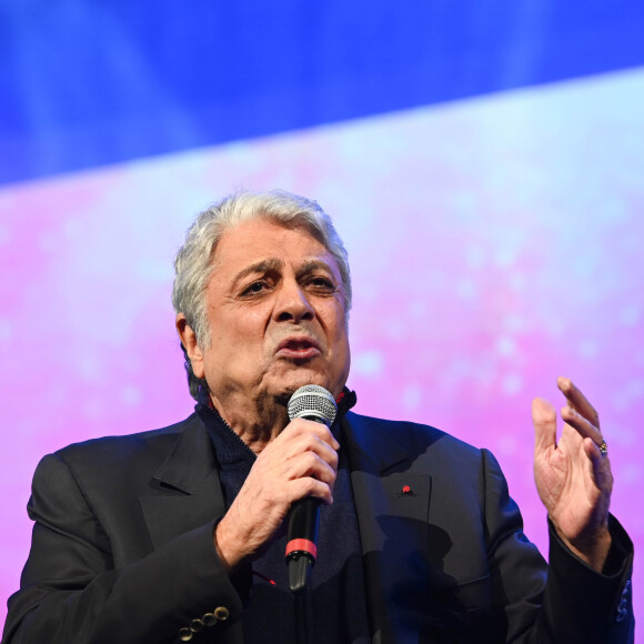 Exclusif -  Enrico Macias - Grande Soirée de la Solidarité Tsédaka 2019 au Palais des Congrès à Paris. Cette campagne caritative annuelle soutient 180 programmes de solidarité en France, à travers 90 associations sociales, parmi lesquelles des maisons d'enfants, des épiceries sociales, des structures d'accueil de jeunes handicapés, des centres de jour pour personnes atteintes de maladies neurodégénératives, ....Le 16 décembre 2019 © Coadic Guirec / Bestimage