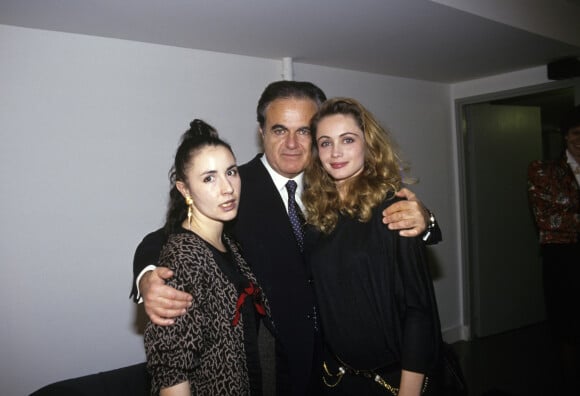 Archives - En France, dans les coulisses du théâtre de Nice, Guy Béart posant en compagnie de ses filles Eve et Emmanuelle. Décembre 1989.