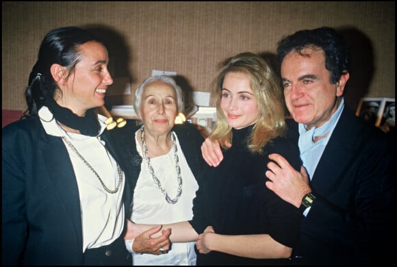 Archives - Emmanuelle Béart après la générale de la pièce "Double Inconstance" au théâtre de l'atelier, avec sa mère Geneviève Galéa, sa grand-mère et son père Guy Béart. Le 9 février 1988.