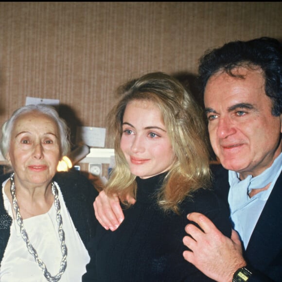 Archives - Emmanuelle Béart après la générale de la pièce "Double Inconstance" au théâtre de l'atelier, avec sa mère Geneviève Galéa, sa grand-mère et son père Guy Béart. Le 9 février 1988.