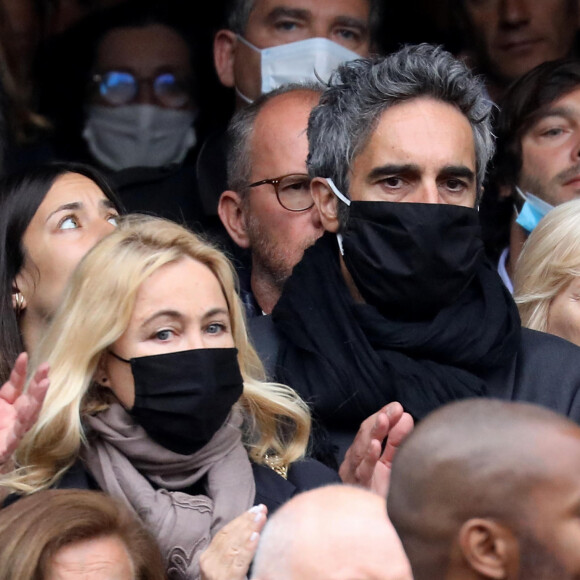Emmanuelle Béart et son compagnon Frédéric Chaudier - Sorties - Hommage à Guy Bedos en l'église de Saint-Germain-des-Prés à Paris le 4 juin 2020.