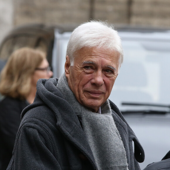 Guy Bedos - Sortie des obsèques de Danièle Delorme en l'église de Saint-Germain-des Prés à Paris le 23 octobre 2015.