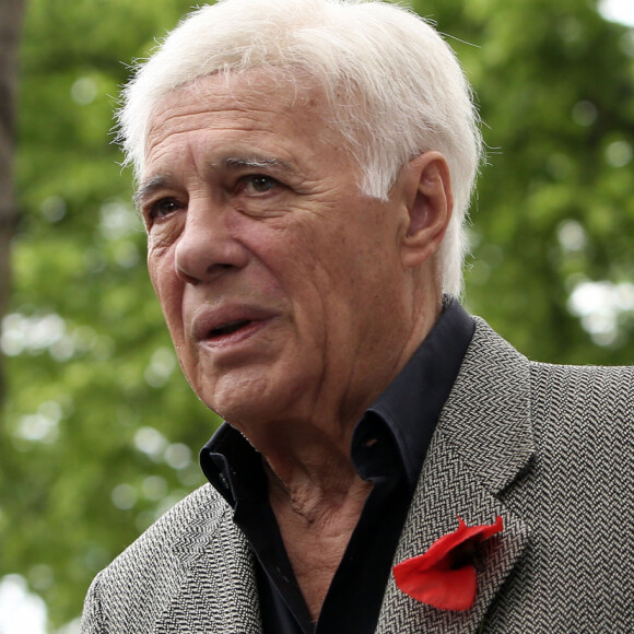L'acteur et humoriste français Guy Bedos quitte les funérailles de Georges Moustaki, au cimetière du Père Lachaise, à Paris, le 27 mai 2013. French actor and stand-up comedian Guy Bedos leaving the Georges Moustaki Funeral, at Pere Lachaise Cemetery, in Paris, France, on may 27, 2013. © Stéphane Lemouton/Bestimage