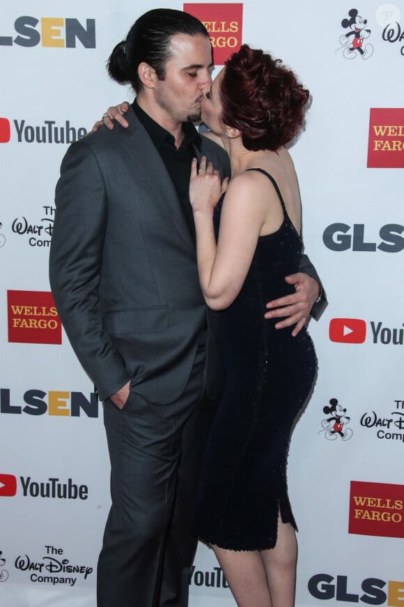 Chyler Leigh et son mari Nathan West au photocall de la soirée GLSEN Respect awards à l'hôtel Regent Beverly Wilshire de Los Angeles le 20 octobre 2017.
