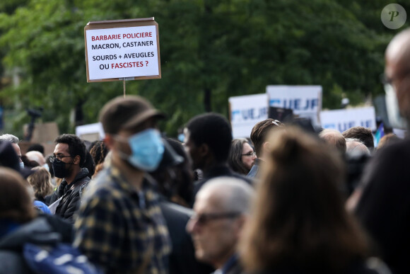 Manifestation contre le racisme et la brutalité policière à la suite de la mort de George Floyd, un homme noir non armé tué alors qu'il était appréhendé par la police à Minneapolis. Place de la République, Paris, France, le 9 juin 2020. © Stéphane Lemouton / Bestimage