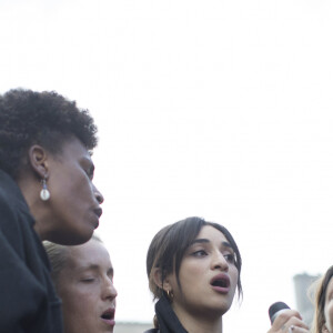 Camélia Jordana - Manifestation contre le racisme et la brutalité policière à la suite de la mort de George Floyd, un homme noir non armé tué alors qu'il était appréhendé par la police à Minneapolis. Place de la République, Paris, France, le 9 juin 2020. © Stéphane Lemouton / Bestimage