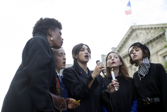 Camélia Jordana - Manifestation contre le racisme et la brutalité policière à la suite de la mort de George Floyd, un homme noir non armé tué alors qu'il était appréhendé par la police à Minneapolis. Place de la République, Paris, France, le 9 juin 2020. © Stéphane Lemouton / Bestimage