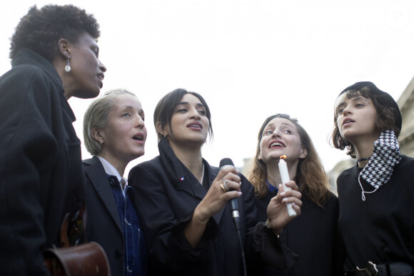 Camélia Jordana - Manifestation contre le racisme et la brutalité policière à la suite de la mort de George Floyd, un homme noir non armé tué alors qu'il était appréhendé par la police à Minneapolis. Place de la République, Paris, France, le 9 juin 2020. © Stéphane Lemouton / Bestimage