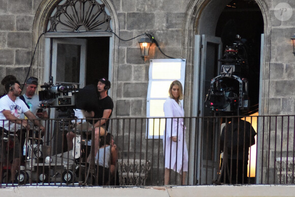 Léa Seydoux (en chemise de nuit) sur le tournage du nouvel opus de James Bond 007, "No time to die" en Italie, le 17 septembre 2019.
