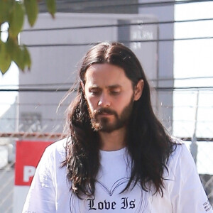 Exclusif - Jared Leto descend de sa voiture pied nu pour aller à la salle de gym à West Hollywood le 13 février 2020.