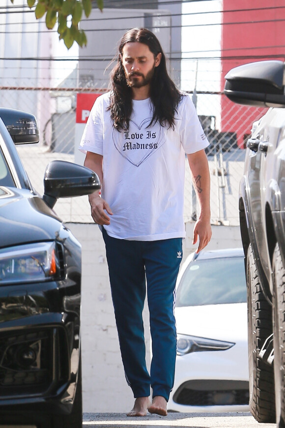 Exclusif - Jared Leto descend de sa voiture pied nu pour aller à la salle de gym à West Hollywood le 13 février 2020.