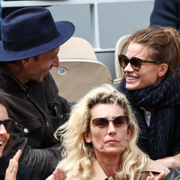 Raphaël et sa compagne Mélanie Thierry - Célébrités dans les tribunes des internationaux de France de tennis de Roland Garros à Paris, France, le 7 juin 2019. © Cyril Moreau/Bestimage