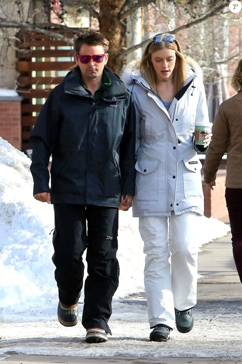 Exclusif - Matthew Bellamy et sa fiancée Elle Evans se promènent à Aspen, le 27 décembre 2017.