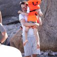 Matthew Bellamy (Muse) avec sa compagne Elle Evans et son fils Bingham Hawn profitent de leurs vacances sur un bateau avec des amis puis accostent sur une plage de Saint-Tropez, le 6 juillet 2017.