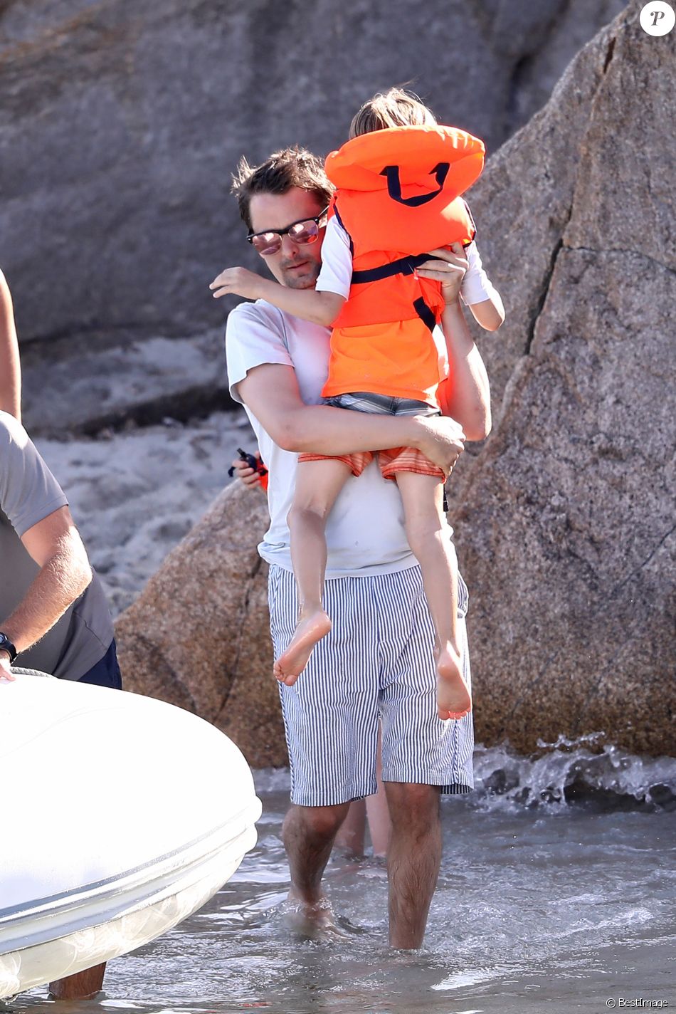 Matthew Bellamy (Muse) avec sa compagne Elle Evans et son fils Bingham Hawn profitent de leurs vacances sur un bateau avec des amis puis accostent sur une plage de Saint-Tropez, le 6 juillet 2017.