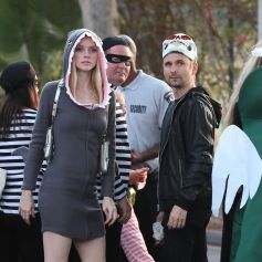 Matthew Bellamy (avec un masque de squelette) et sa fiancée Elle Evans (déguisée en requin) se rendent à une fête pour Halloween à Malibu, le 31 octobre 2018.