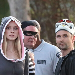 Matthew Bellamy (avec un masque de squelette) et sa fiancée Elle Evans (déguisée en requin) se rendent à une fête pour Halloween à Malibu, le 31 octobre 2018.