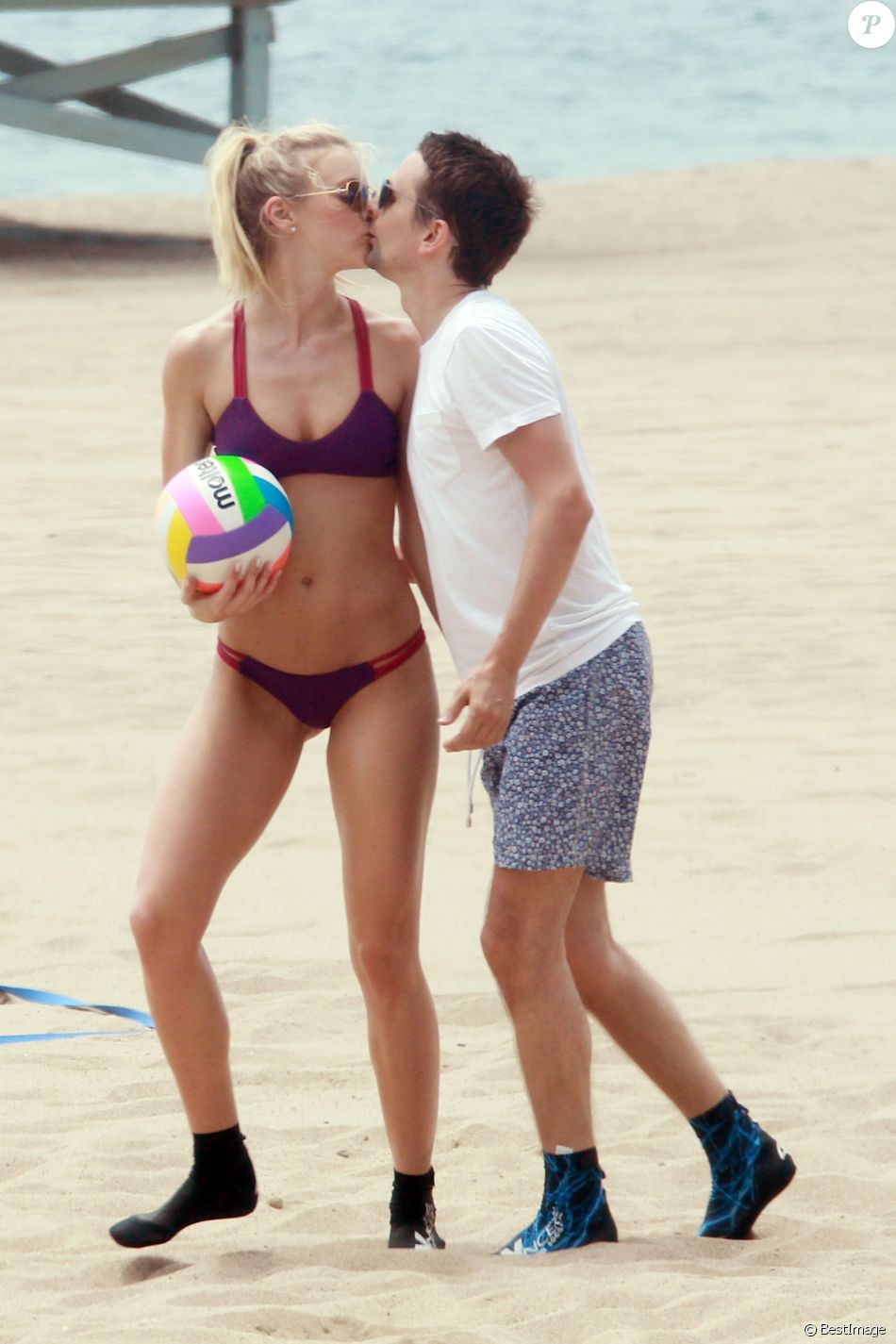 Matthew Bellamy et sa petite-amie Elle Evans jouent au volley-ball sur la plage à Malibu, le 2 août 2015. © CPA/BESTIMAGE