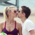 Exclusif - Matthew Bellamy et sa petite-amie Elle Evans jouent au volley-ball sur la plage à Malibu, le 2 août 2015. © CPA/BESTIMAGE